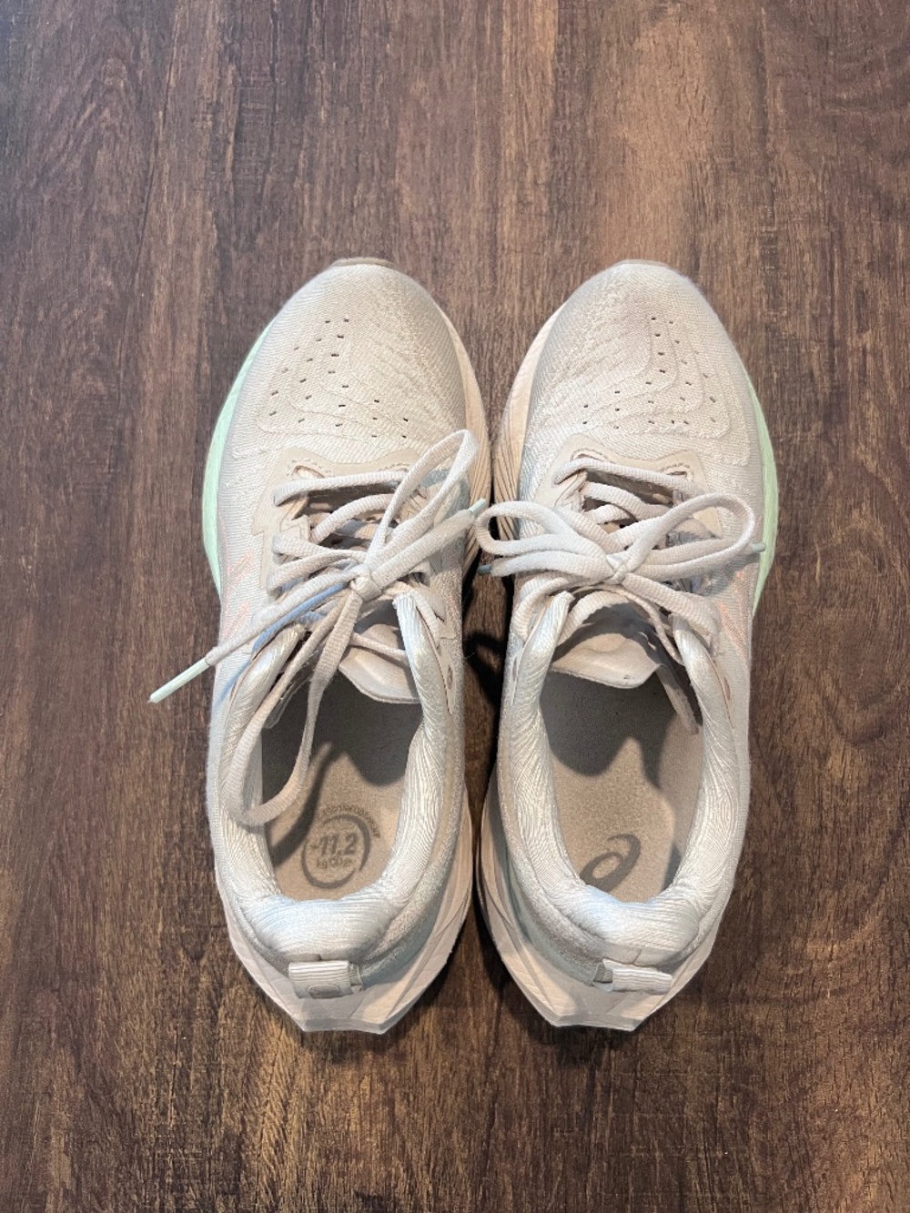Asics NOVABLAST 4 Road Running Trainer Size 6 Color Oatmeal Moonrock